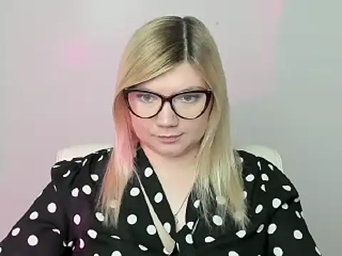 Snapshot of Lola_moree chatting on 10/27/25, 12:42 Lola moree online show from 10/27/25, 12:42