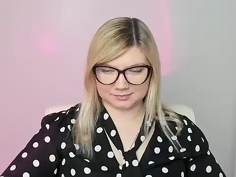 Snapshot of Lola_moree chatting on 10/29/25, 12:40 Lola moree online show from 10/29/25, 12:40