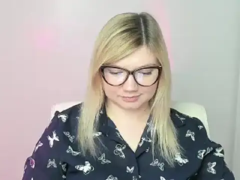 Snapshot of Lola_moree chatting on 11/04/25, 12:59 Lola moree online show from 11/04/25, 12:59