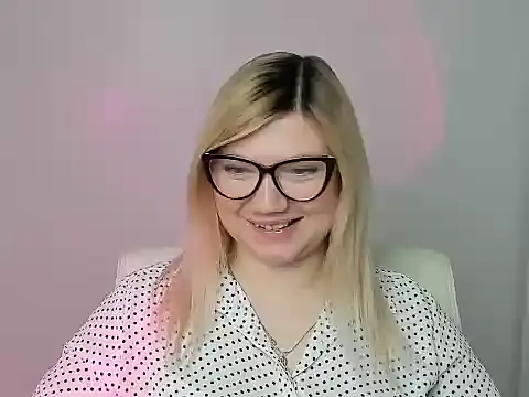 Snapshot of Lola_moree chatting on 11/05/25, 01:00 Lola moree online show from 11/05/25, 01:00