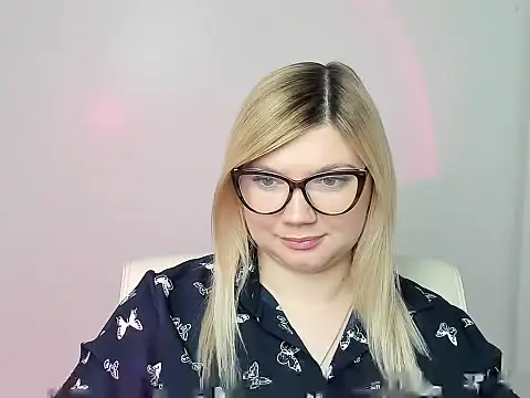 Snapshot of Lola_moree chatting on 11/06/25, 12:50 Lola moree online show from 11/06/25, 12:50