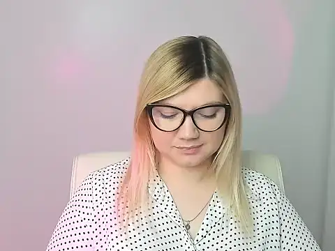 Snapshot of Lola_moree chatting on 11/07/25, 12:49 Lola moree online show from 11/07/25, 12:49