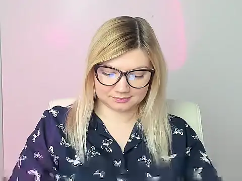 Snapshot of Lola_moree chatting on 11/10/25, 12:59 Lola moree online show from 11/10/25, 12:59