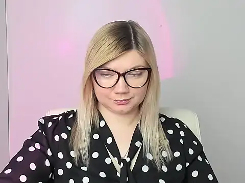 Snapshot of Lola_moree chatting on 11/11/25, 12:49 Lola moree online show from 11/11/25, 12:49