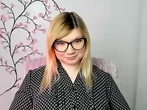 Snapshot of Lola_moree chatting on 12/15/25, 12:42 Lola moree online show from 12/15/25, 12:42