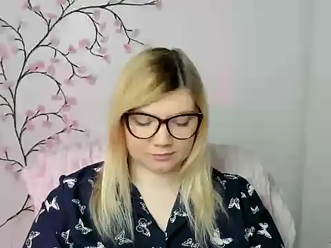 Snapshot of Lola_moree chatting on 12/16/25, 12:43 Lola moree online show from 12/16/25, 12:43