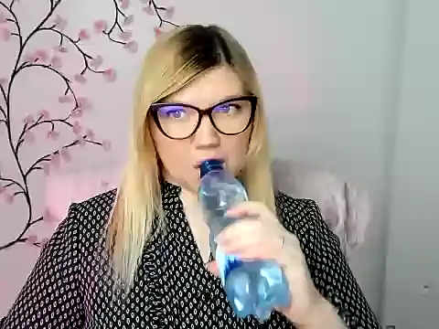 Snapshot of Lola_moree chatting on 12/17/25, 12:55 Lola moree online show from 12/17/25, 12:55