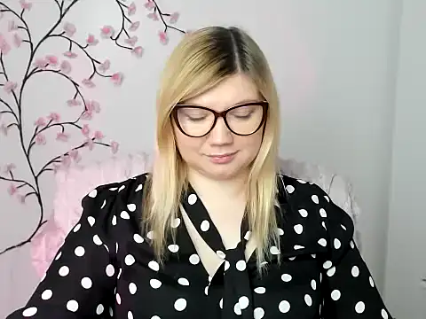 Snapshot of Lola_moree chatting on 12/18/25, 12:44 Lola moree online show from 12/18/25, 12:44