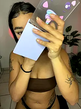 Snapshot of meli_ortiz_ chatting on 11/24/25, 04:18 meli ortiz online show from 11/24/25, 04:18