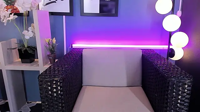 Snapshot of CandyLuxury__ chatting on 02/10/25, 07:49 CandyLuxury online show from 02/10/25, 07:49