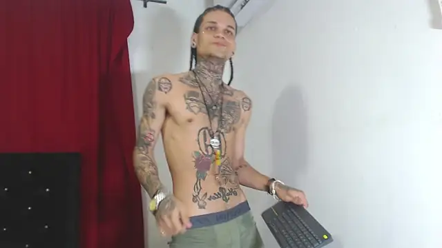 Snapshot of hot_man05 chatting on 02/24/25, 12:52 hot man05 online show from 02/24/25, 12:52