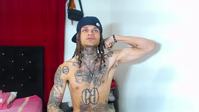 Snapshot of hot_man05 chatting on 03/19/25, 05:30 hot man05 online show from 03/19/25, 05:30