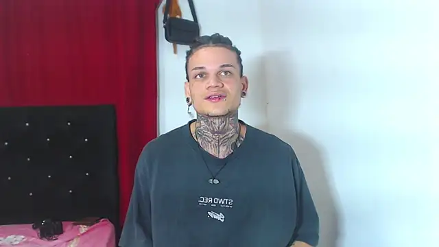 Snapshot of hot_man05 chatting on 03/20/25, 03:13 hot man05 online show from 03/20/25, 03:13