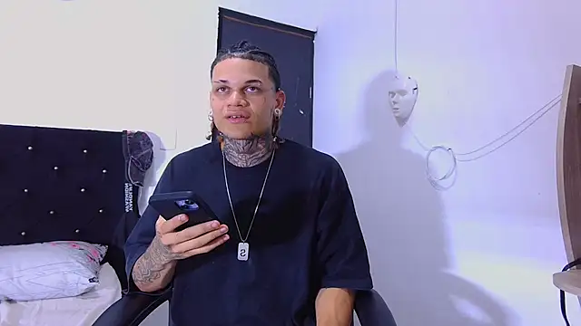 Snapshot of hot_man05 chatting on 11/14/25, 05:39 hot man05 online show from 11/14/25, 05:39