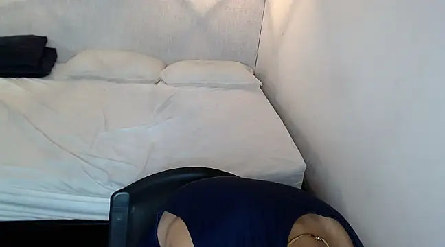 Liiamthompson online show from 03/12/25, 08:20