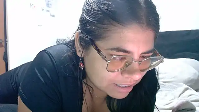 Snapshot of viccky_vick chatting on 06/18/26, 12:44 viccky vick online show from 06/18/26, 12:44