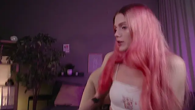 Gretchen Mol online show from 11/05/25, 07:41