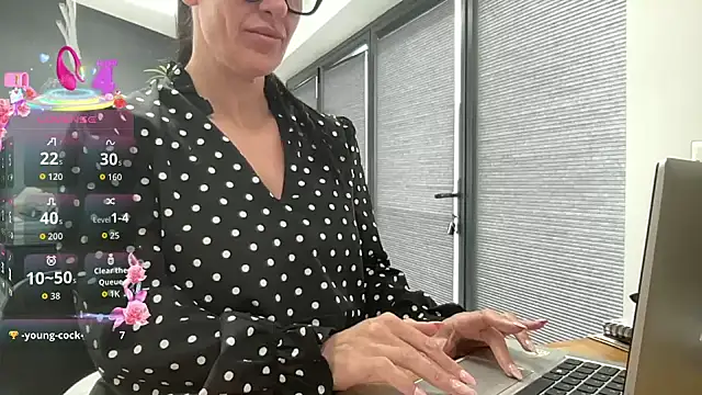 Snapshot of goddess-harper chatting on 09/10/25, 12:27 goddess-harper online show from 09/10/25, 12:27