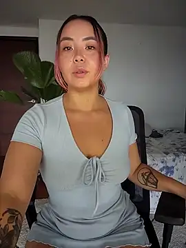 Snapshot of RenEnvy chatting on 03/15/25, 04:54 RenEnvy online show from 03/15/25, 04:54