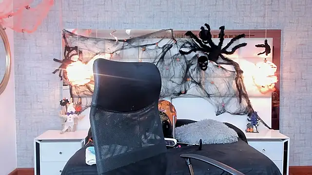 Nohemi louse online show from 11/01/25, 06:21