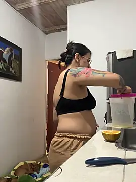 Emma Giraldo online show from 10/29/25, 12:13