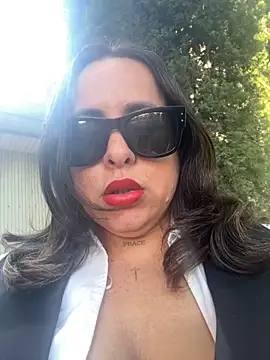 laarti online show from 10/14/25, 11:00