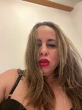 Snapshot of laarti chatting on 02/18/26, 12:34 laarti online show from 02/18/26, 12:34