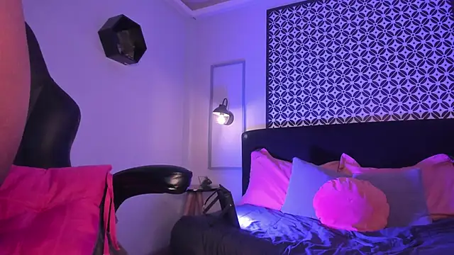 Gigi Strawberry online show from 03/09/25, 07:23