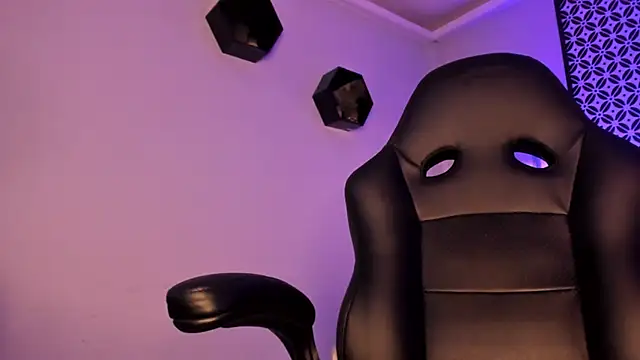 Gigi Strawberry online show from 03/11/25, 07:58