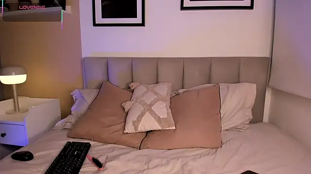 Gigi Strawberry online show from 09/09/25, 04:34