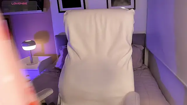 Gigi Strawberry online show from 10/18/25, 05:21