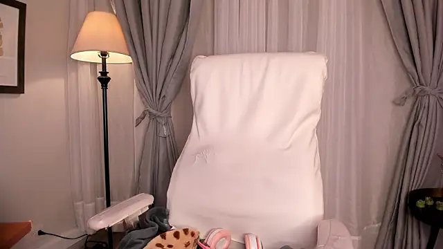 Gigi Strawberry online show from 11/06/25, 05:52