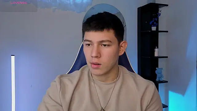 Snapshot of JamesCr_ chatting on 06/19/26, 12:31 JamesCr online show from 06/19/26, 12:31