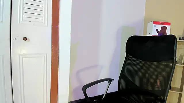 Snapshot of Violetta_0 chatting on 10/01/25, 01:39 Violetta 0 online show from 10/01/25, 01:39