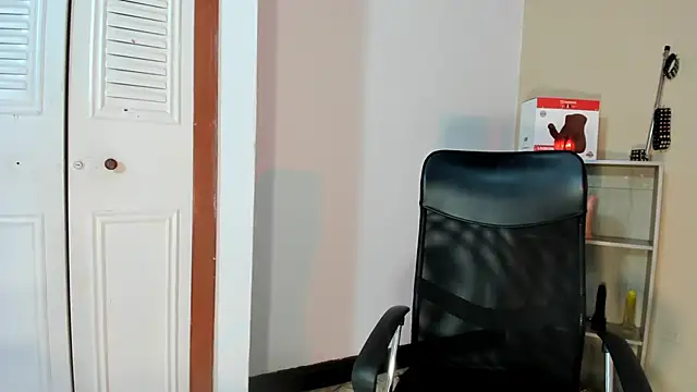 Snapshot of Violetta_0 chatting on 10/15/25, 01:33 Violetta 0 online show from 10/15/25, 01:33