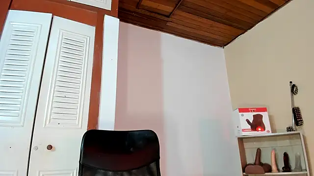 Snapshot of Violetta_0 chatting on 10/16/25, 12:50 Violetta 0 online show from 10/16/25, 12:50