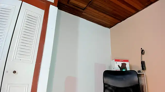 Snapshot of Violetta_0 chatting on 10/20/25, 02:17 Violetta 0 online show from 10/20/25, 02:17