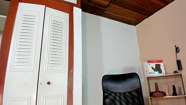 Snapshot of Violetta_0 chatting on 10/21/25, 01:34 Violetta 0 online show from 10/21/25, 01:34