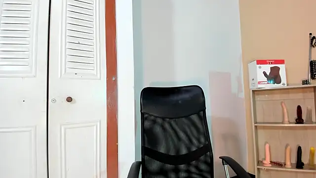 Snapshot of Violetta_0 chatting on 10/28/25, 01:14 Violetta 0 online show from 10/28/25, 01:14