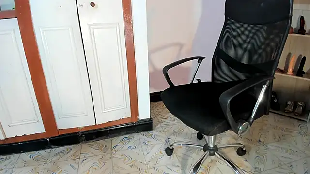 Snapshot of Violetta_0 chatting on 11/04/25, 01:32 Violetta 0 online show from 11/04/25, 01:32