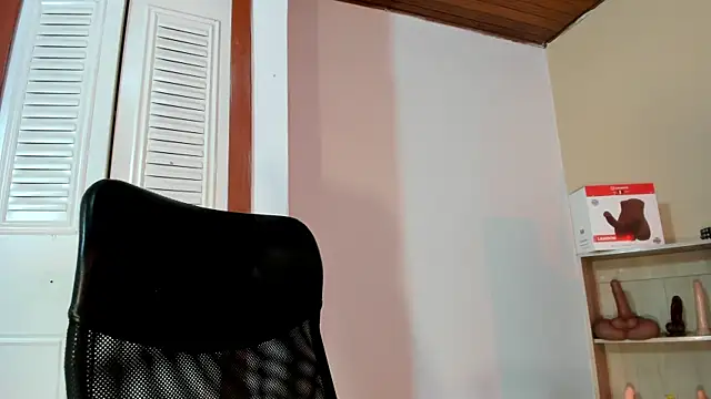 Snapshot of Violetta_0 chatting on 11/05/25, 01:33 Violetta 0 online show from 11/05/25, 01:33