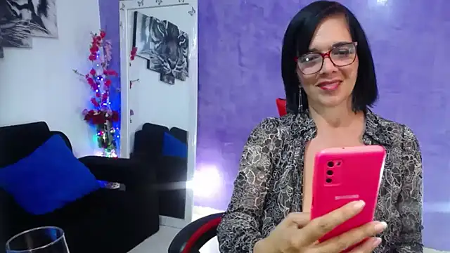 Snapshot of sarasmith3 chatting on 10/19/25, 10:10 sarasmith3 online show from 10/19/25, 10:10