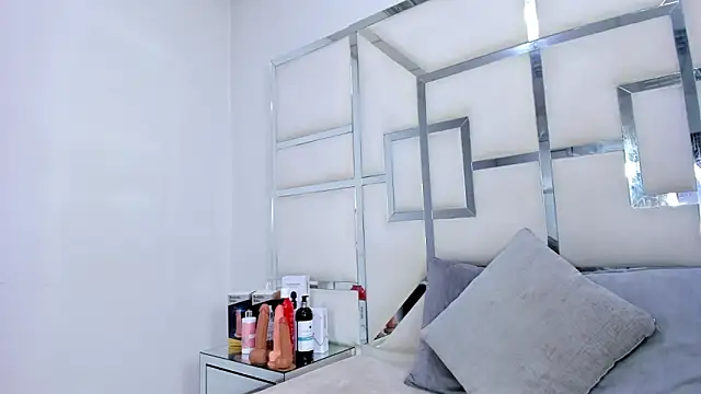 ZoeWan69 online show from 10/31/25, 12:06