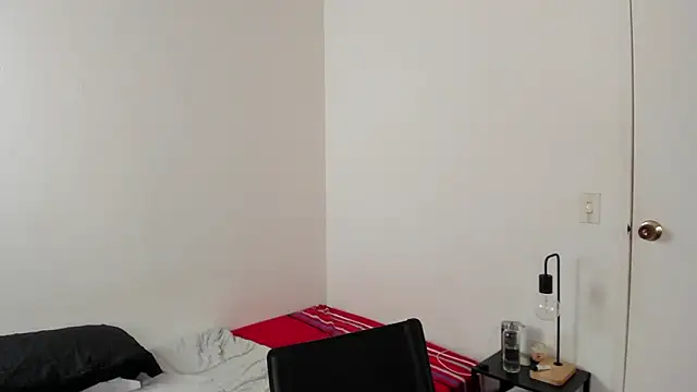 Snapshot of Mazikeen__18 chatting on 02/17/26, 01:18 Mazikeen 18 online show from 02/17/26, 01:18