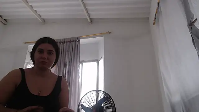 Anniferreira2 online show from 10/25/25, 02:56