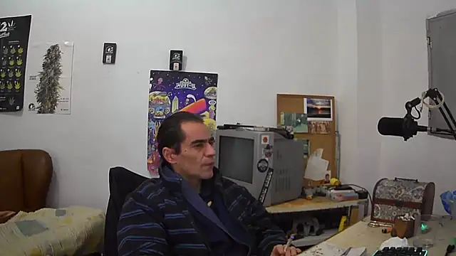 Snapshot of ReyDeBotones chatting on 02/01/25, 04:14 ReyDeBotones online show from 02/01/25, 04:14