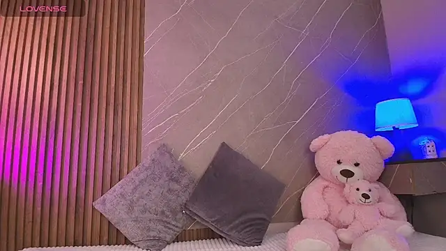Snapshot of ariana_jhonson1 chatting on 03/20/26, 12:32 ariana jhonson1 online show from 03/20/26, 12:32