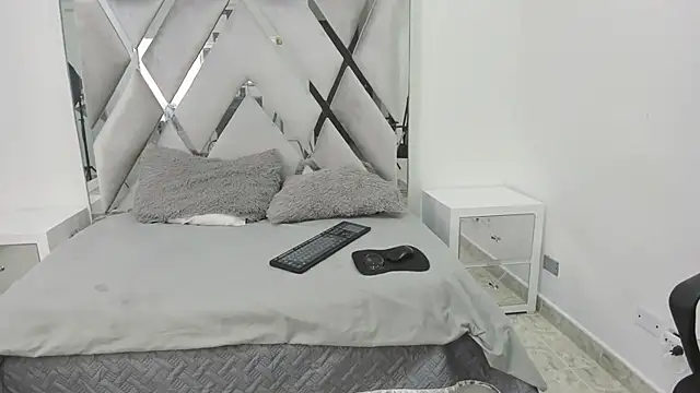 Snapshot of Your_Lady_Milf chatting on 02/25/25, 12:24 Your Lady Milf online show from 02/25/25, 12:24