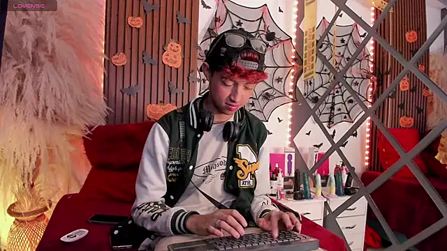 Snapshot of Allen_Starck chatting on 10/15/25, 02:11 Allen Starck online show from 10/15/25, 02:11