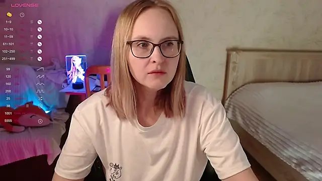 Snapshot of Agatha_Mott chatting on 11/10/25, 02:10 Agatha Mott online show from 11/10/25, 02:10